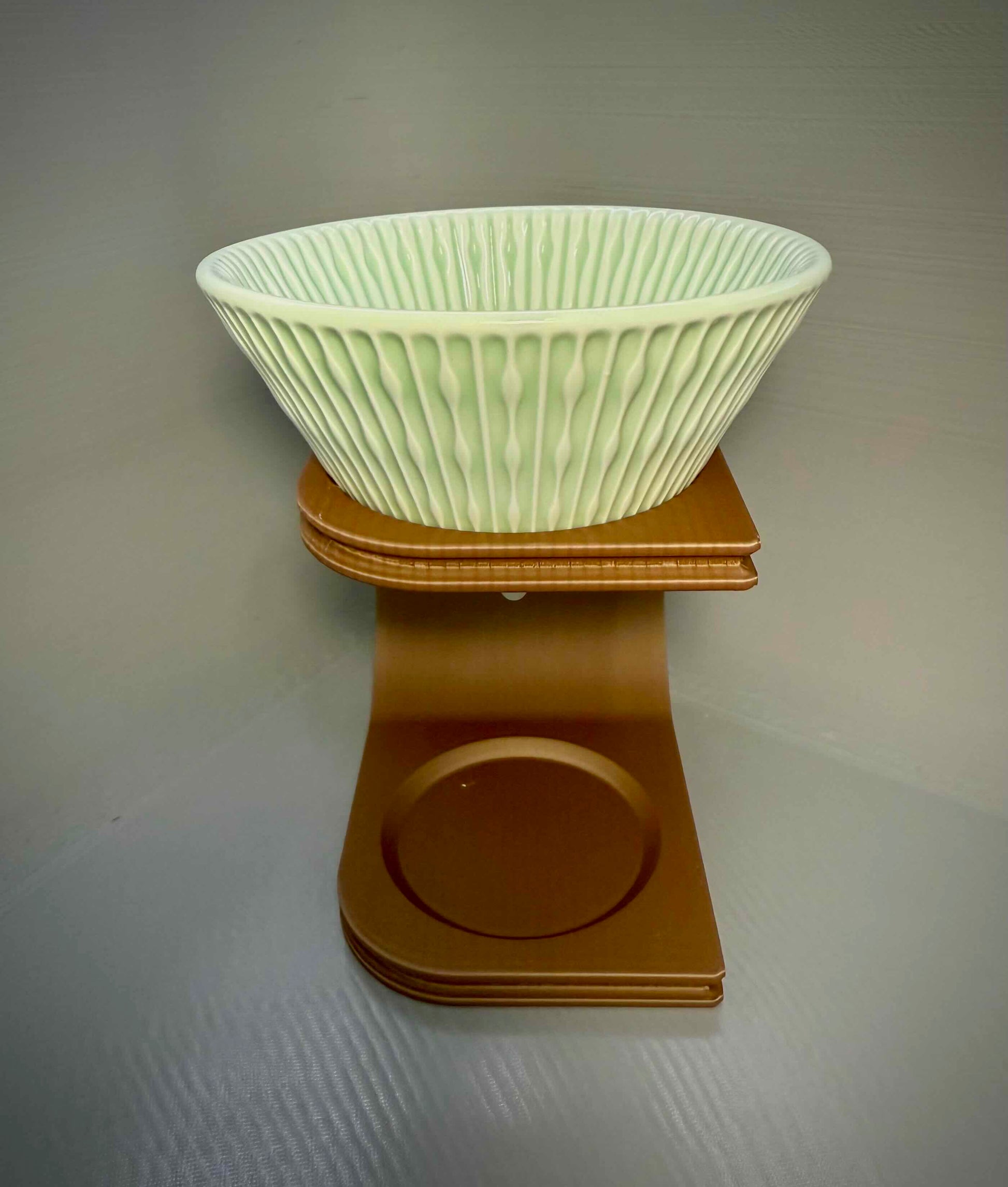 Suporte para coador de café marrom